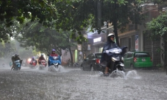 Bão Conson hướng vào vịnh Bắc Bộ, gây gió xoáy mạnh ở giữa Biển Đông