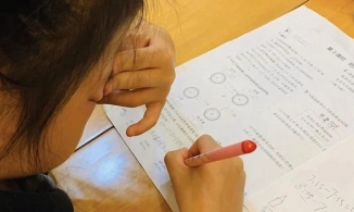 Hễ làm Toán là mắt bé gái lại sưng húp, ngứa ngáy, dị ứng, không nhìn rõ