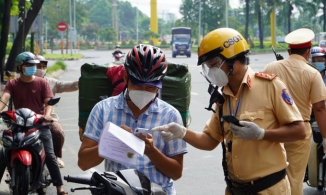 Từ 4/10, TP.HCM cho phép người dân 4 tỉnh lân cận đi xe cá nhân qua lại làm việc