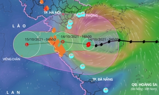 Bão số 8 vào Vịnh Bắc Bộ đêm qua, hướng thẳng từ Thanh Hóa đến Quảng Bình