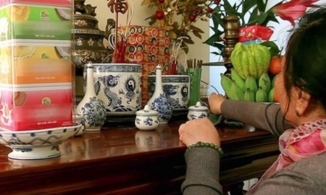 Nên dùng nước gì để lau ban thờ?