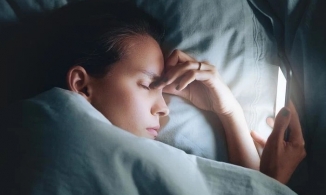 Có nên tắt điện thoại trước khi đi ngủ hay không?