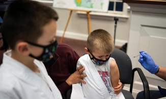 Lý do FDA Mỹ hoãn tiêm vaccine Pfizer cho trẻ dưới 5 tuổi