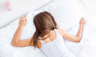 Bác sĩ người Mỹ hướng dẫn tư thế ngủ làm giảm triệu chứng khó chịu, nhanh hồi phục cho F0