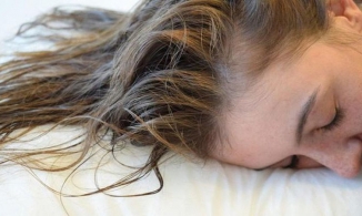 3 mối nguy hiểm từ việc xõa tóc khi đi ngủ