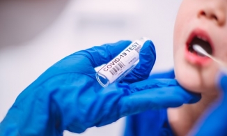 BS Trương Hữu Khanh giải đáp: Test Covid-19 cho trẻ lấy dịch mũi hay nước bọt để có kết quả chuẩn