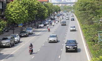 Đầu tháng 5, Hà Nội nắng hanh, gió to như thời tiết mùa thu