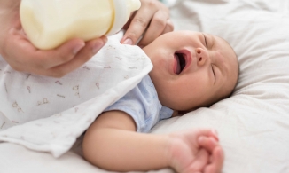 Khi trẻ nôn trớ cha mẹ cần làm gì và khi nào nên đưa con đi viện?