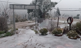 Sáng sớm 11/1, tuyết rơi trắng trời trong 30 phút tại Sapa