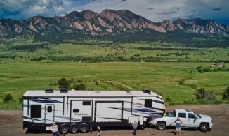 Gia đình 'siêu phượt thủ': Bán nhà để mua xe đi khắp đất nước