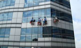 Công nhân lau kính cao ốc kiếm bạc triệu mỗi ngày dịp cuối năm