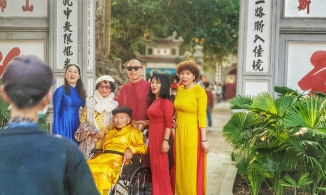 Hồ Gươm chiều 30 Tết nắng đẹp, đông nghịt người đến du xuân