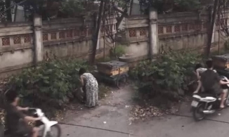 Mặc váy của vợ đi đổ rác, anh chồng ngẩn tò te khi bị trai trẻ đụng chạm 