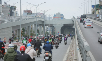 Đường phố Hà Nội ngày đầu đi làm sau Tết: Nơi thoáng bất ngờ, nơi ùn tắc nghẹt thở
