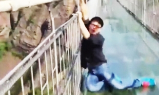 Đi chơi cầu kính cao 100m, du khách Trung Quốc mắc kẹt vì gió thổi bay cả kính trên cầu