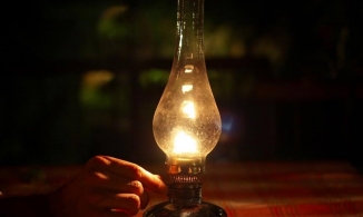 Tại sao người xưa đọc sách dưới đèn dầu, đèn nến mà hầu như không bị cận thị?