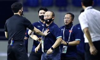 Tuyển Việt Nam gặp khó: HLV Park Hang Seo bị cấm chỉ đạo ở trận gặp UAE do nhận đủ thẻ phạt