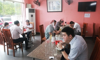 Hà Nội ngày đầu mở cửa hàng quán trở lại: 5 giờ sáng đã có người đi ăn phở