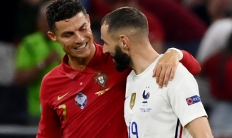 EURO 2020: Nghi án Ronaldo 'chỉ đạo' cho Benzema chuyền bóng câu giờ những phút cuối trận Pháp - Bồ Đào Nha