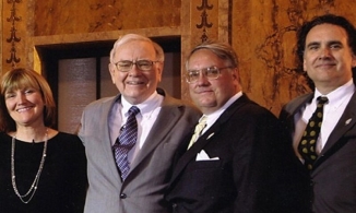 Vì sao tỷ phú Warren Buffett muốn làm từ thiện hết khối tài sản 100 tỷ USD? Có thực sự các con của ông không được thừa hưởng gì từ người bố giàu có?