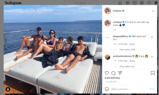 Cristiano Ronaldo khoe ảnh nghỉ ngơi bên gia đình nhưng vẫn khiến dân tình 'xốn xang' bởi thần hình 'chuẩn đét', xứng đáng là 'ông vua MXH'