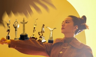 Ảnh Triệu Vy trên trang bìa Vogue 'quê một cục', cư dân mạng liền tặng thêm vô số phụ kiện 'chất lừ'