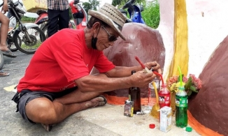 Gặp hạn hán nặng, dân làng dựng tượng 'con ciu' khổng lồ cầu mưa xuống