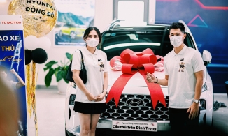 Trung vệ Đình Trọng diện đồ đôi cùng bạn gái đi mua xe xịn tiền tỉ