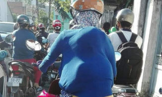 Em bé 'Ninja Lead' trốn trọn trong lưng áo mẹ: Vì mẹ là nơi an toàn nhất