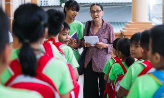 Bà giáo U80 ngày bán vé số tối dạy học sinh nghèo miễn phí