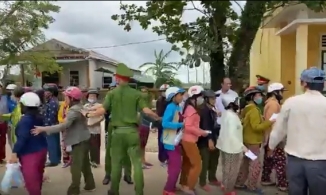 Thủy Tiên nán lại chụp ảnh cùng thầy cô khi viện trợ tại Huế