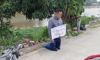 Đắng lòng nam thanh niên phải quỳ gối để ...xin con nợ trả tiền 