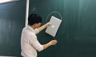 Không có tiền mua thước, thầy giáo đành dùng Macbook kẻ tạm