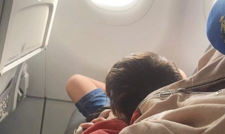 Mẹ trẻ bị ném đá vì bắt người khác phải nhường ghế cho con trên máy bay