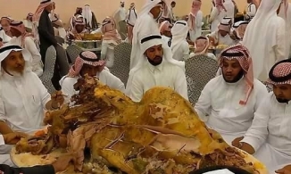 Bữa tối của dân nhà giàu Dubai: Nguyên con lạc đà nướng, cả nhà ngồi xé tay