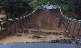 Tuyến đường nối Đắk Lắk và Khánh Hòa gãy đôi vì sạt lở sâu 10m