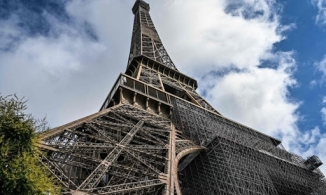 Một đoạn cầu thang của Tháp Eiffel được bán cho cá nhân với giá gần 8,5 tỷ