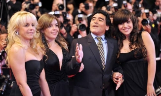 Maradona vừa qua đời, các con gái đã đưa nhau ra tòa chia tài sản