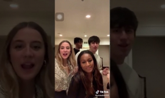 Clip tiệc tùng nhảy múa không khẩu trang của con gái Obama đã được gỡ