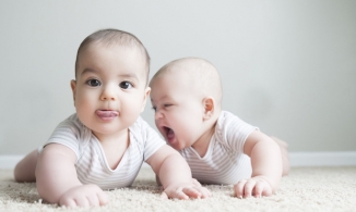 Đẻ sinh đôi, bà mẹ xăm hình vào tai con để khỏi nhầm lẫn