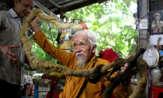 Cụ ông Việt Nam tóc dài 5m lọt top những điều kỳ lạ nhất thế giới năm 2020