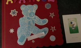 Kiên trì gửi thư cho người bố đã mất, hai bé gái nhận cái kết ngọt ngào