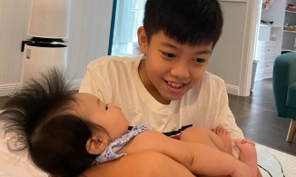 Cường Đôla đăng tải khoảnh khắc Subeo ôm hôn em gái Suchin cực ngọt ngào