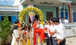 Cô dâu gãy chân trước ngày cưới, chú rể bế vợ suốt đường rước dâu làm lễ