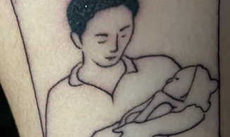 Cô gái xăm hình ảnh bố bế trên tay để làm kỉ niệm