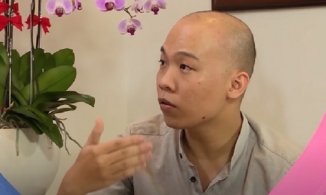 Chàng trai tự tin lột bỏ tóc giả lộ đầu cạo trọc trên chương trình hẹn hò