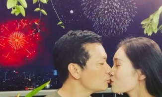 Shark Hưng và bà xã Á hậu kém 16 tuổi khoe ảnh khóa môi đón chào năm mới