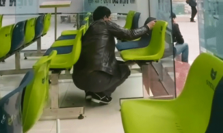 Trong lúc chờ tới lượt khám bệnh, người đàn ông đã có hành động khiến ai nấy đều ngưỡng mộ