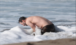 Tài tử Keanu Reeves khoe thân hình săn chắc ở tuổi 56