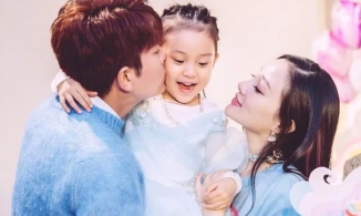 Lý Tiểu Lộ đưa con gái đi chơi cùng người đàn ông giấu mặt